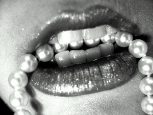lips-and-pearls-sparkling